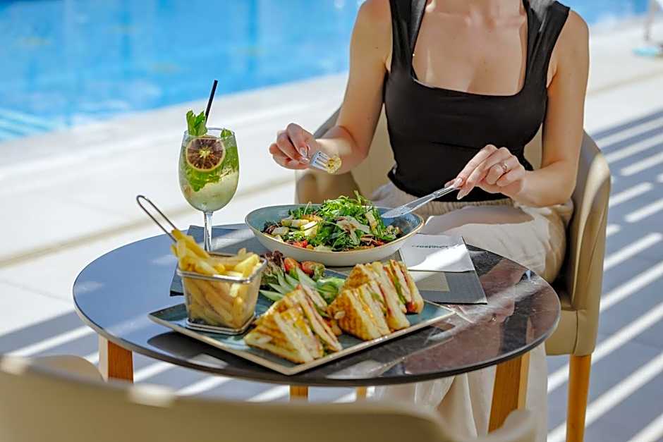 Seasons Hotel (Adults Only)