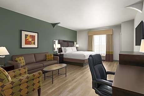 King Suite with Bath Tub and Sofa Bed - Disability Access/Non-Smoking