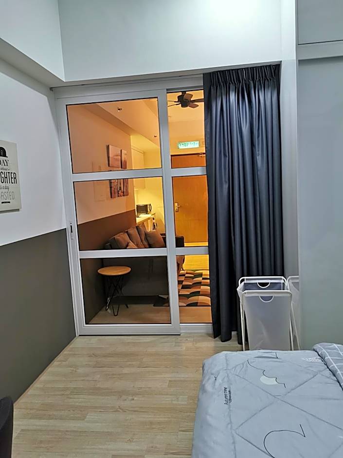 REVO at AURORA PLACE, Pavilion 2, 5 Minutes To AXIATA ARENA BUKIT JALIL FREE WIFI by De Harlequins Guesthouse