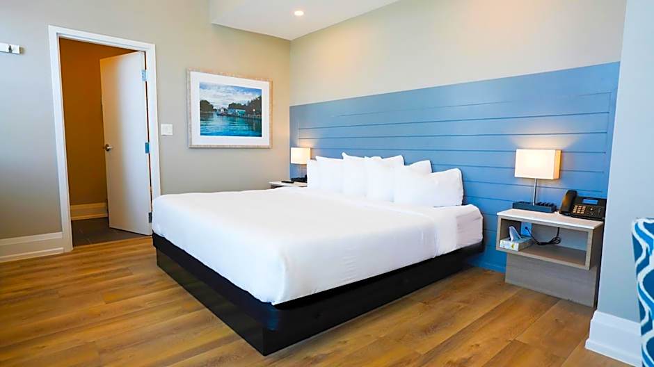 Colonial Hotel & Suites