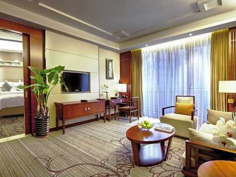 Deluxe King Suite with Balcony and Lounge Access