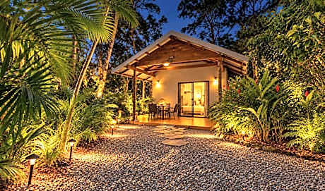 Gunnadoo Holiday Hut with Ocean Views and Jacuzzi