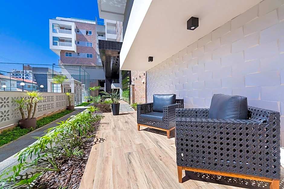 Terrazzo 401A - Apartamento 02 suítes - Acomoda até 05 pessoas - À poucos metros da praia de Bombas - (Consultar serviços de roupa de cama e banho)