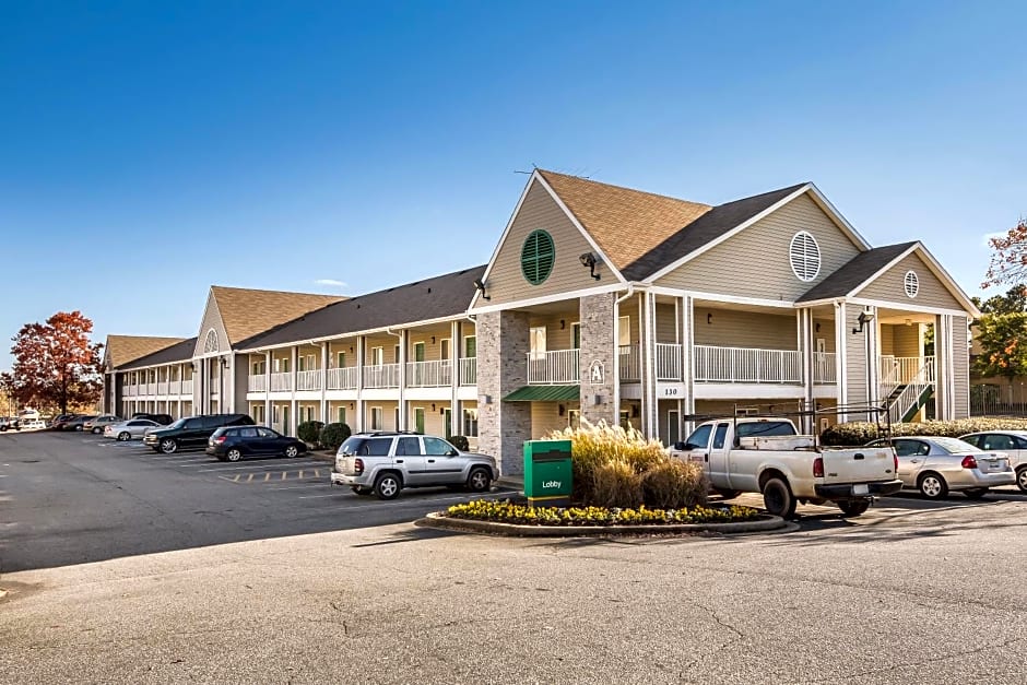 HomeTowne Studios by Red Roof Spartanburg - Asheville Highway