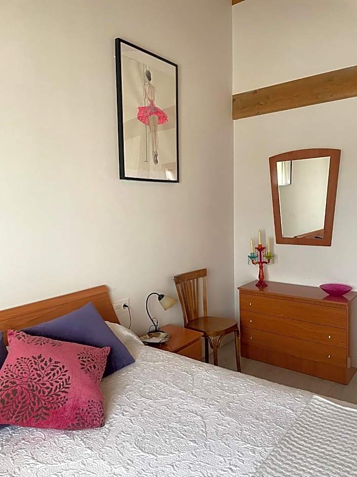 Photo 1 of 12 of Deluxe 1 Queen Bed
