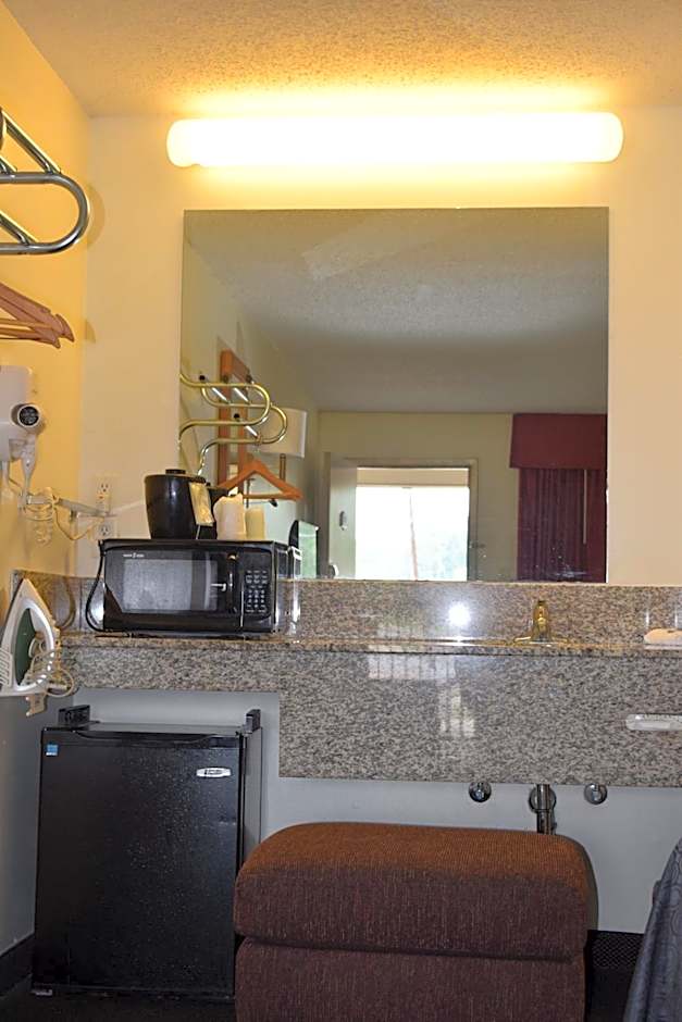 Value Inn - Livonia
