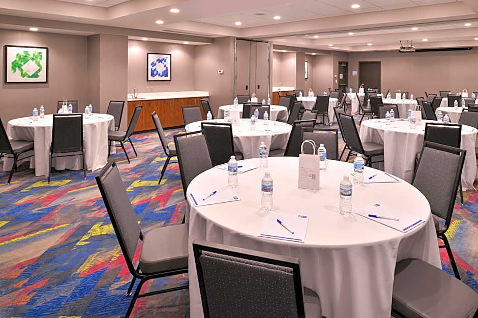 Holiday Inn Express & Suites Bryant West By IHG