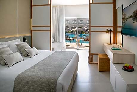 Family Room Swim Up with Sliding Door