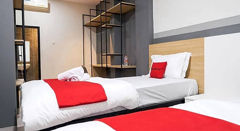 RedDoorz Plus near Taman Anggrek Mall