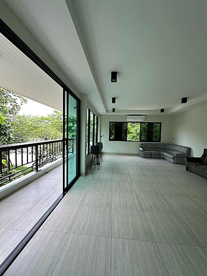 Bamboo Resort Suphanburi (in Bamboo Japanese Goods Warehouse)