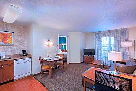 2 Bedroom Suite, Bedroom 1: 1 Queen, Bedroom 2: 1 Queen, Sofa bed