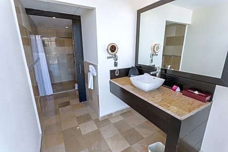 1 King Mobility/Hearing Access W/ Ri Shwr