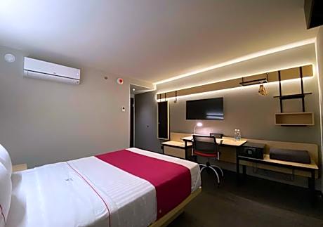 Standard Queen Room - Non-Smoking