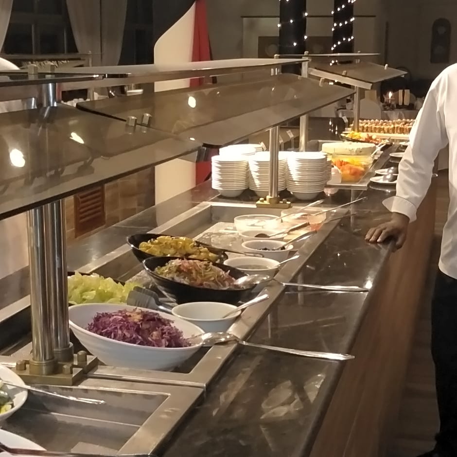 Travellers Beach Hotel & Club