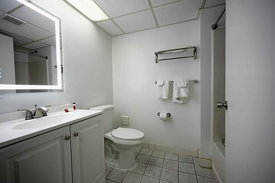 Greenwoods Inn & Suites