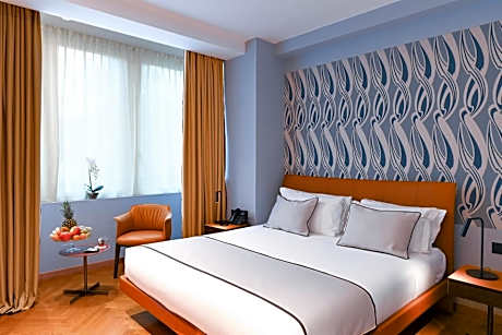 Deluxe Double or Twin Room with Partial Sea View