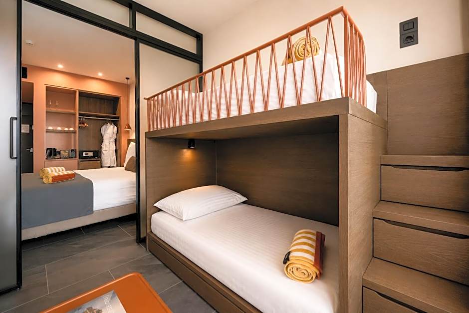 Foto 1 dari 7 — Family Room with Bunk Beds Sliding Door Sea View