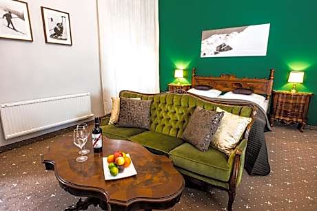 Apartment with Mountain View