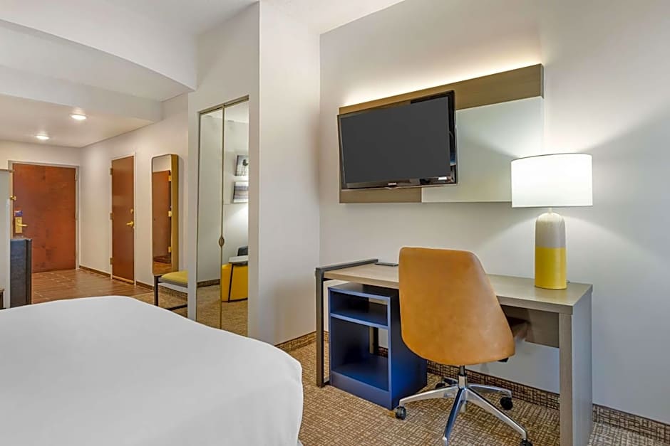 Comfort Suites East Brunswick - South River