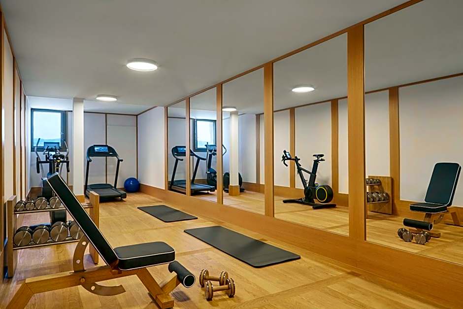 ALEX - Lakefront Lifestyle Hotel & Suites