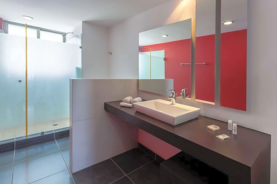 Ramada by Wyndham Acapulco Hotel & Suites