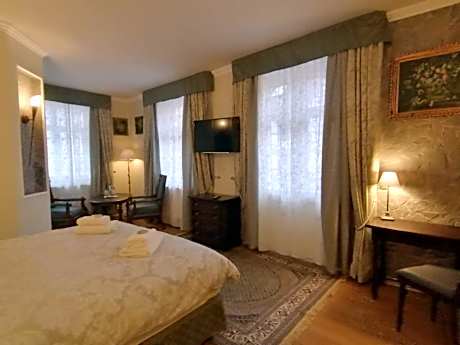 Deluxe Double Room with Shower