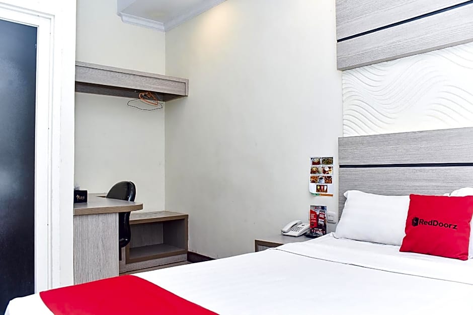 Reddoorz Plus near Makassar Town Square