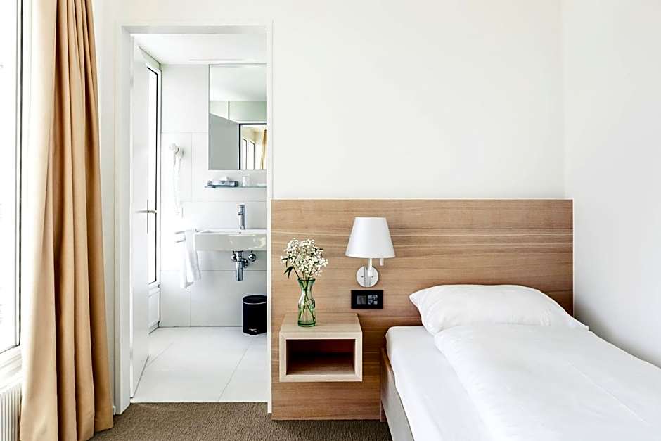 Newstar Hotel (Free Parking)