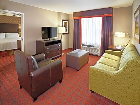 1 King/2 Queen Beds-2 Bedroom Ste No-Smoking