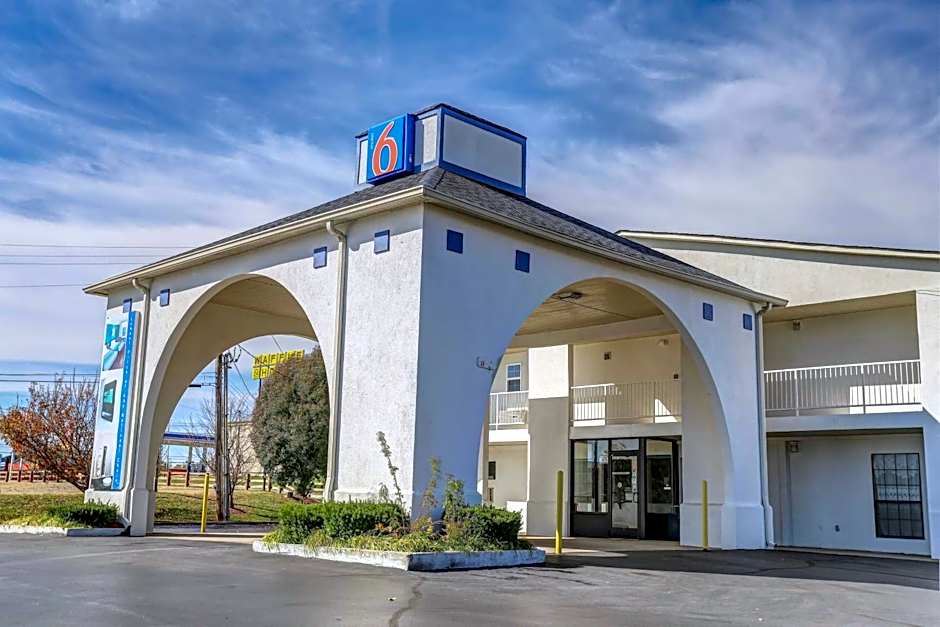 Motel 6-Dickson, TN