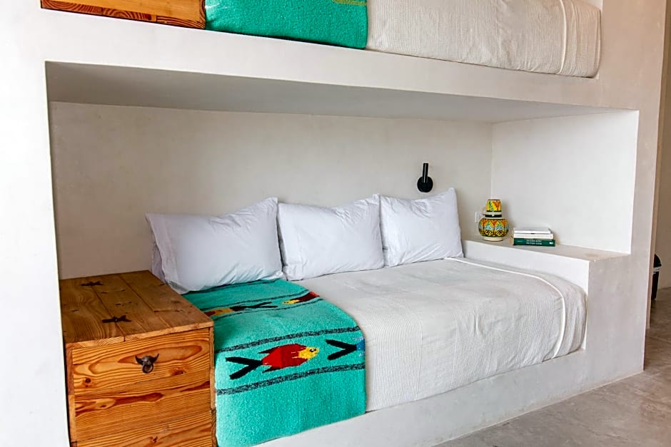 Topia Retreat - Surf Suite Sur