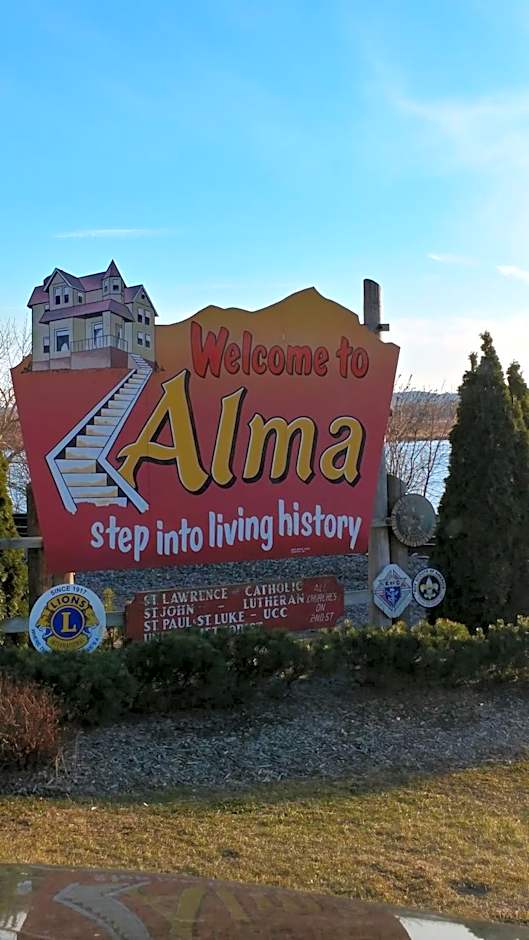 The Burlington Hotel & Bar - Alma WI