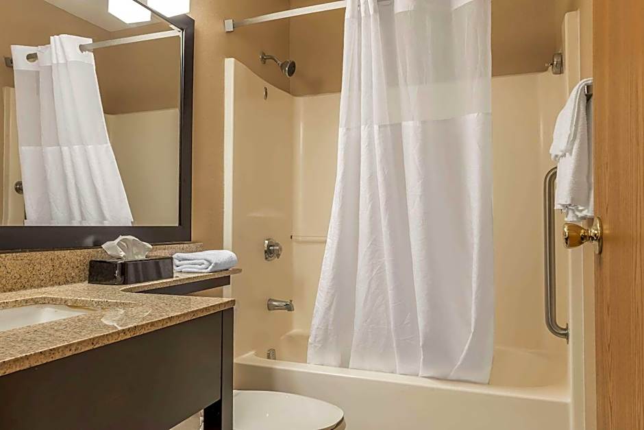 Quality Inn & Suites Pittsburgh Harmarville