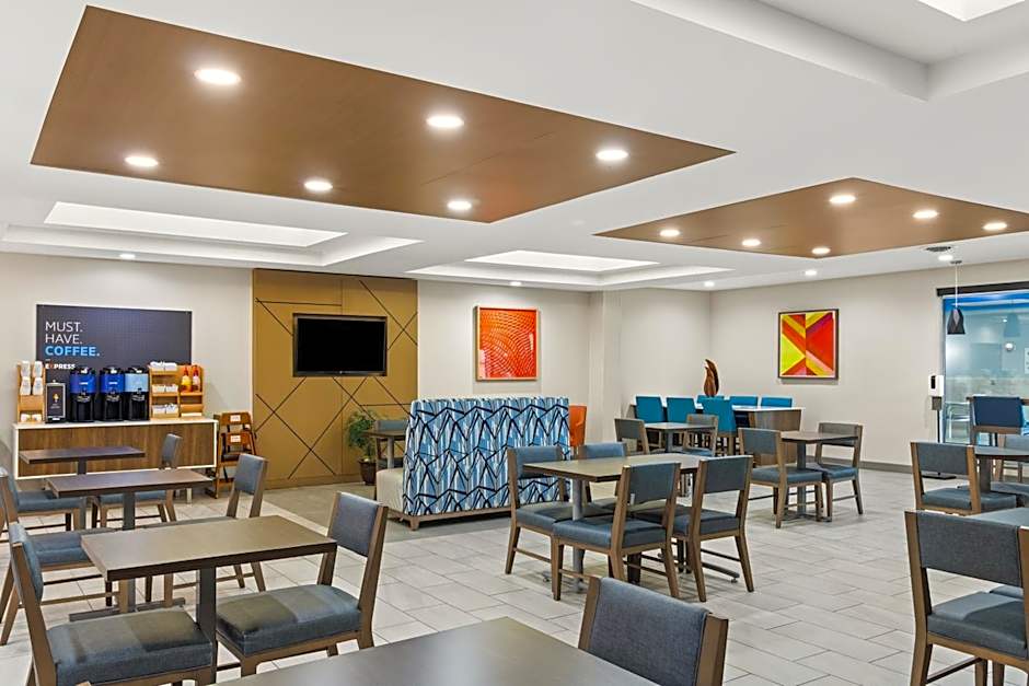 Holiday Inn Express & Suites Fairmont By IHG