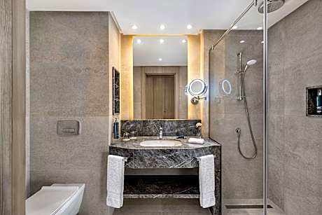 Royal Executive Deluxe Suite