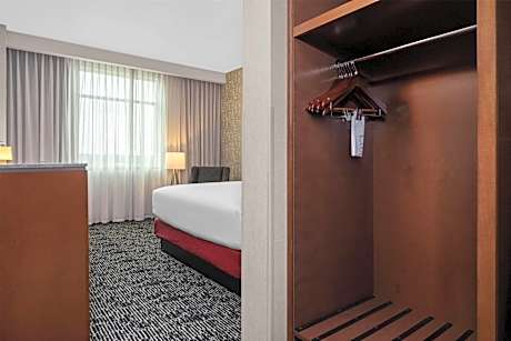 Deluxe King Room - Hearing Accessible, Roll-In Shower