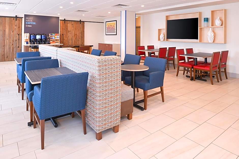Holiday Inn Express & Suites Omaha - 120th and Maple By IHG