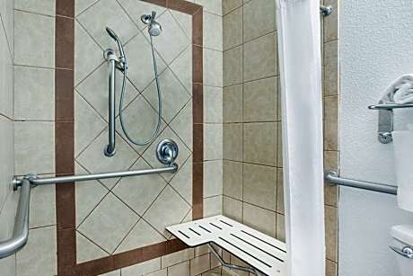 Queen Room - Disability Access/Non-Smoking