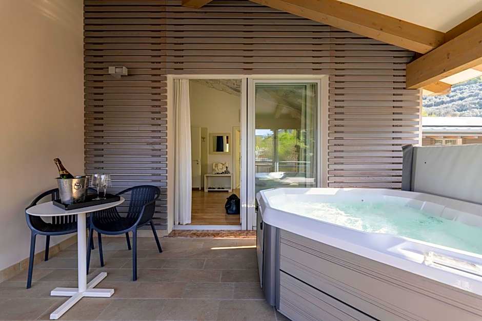 Hi Hotels Torbole - Heated Outdoor Pool & Spa