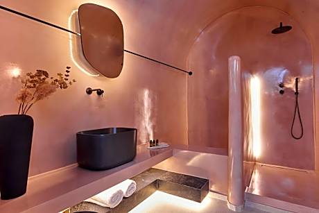 Honeymoon Suite with outdoor heated private Jacuzzi