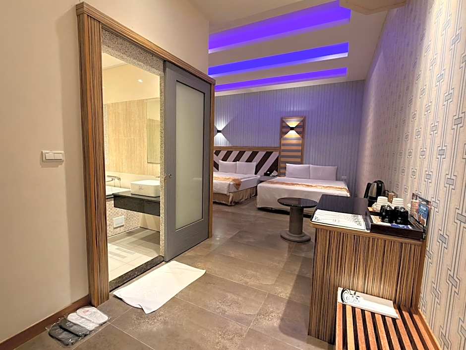 Zdjęcie 1 z 4 — Business 2 Beds, Bathtub
