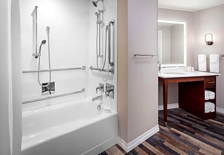2 Queens Mobility Accessible Tub
