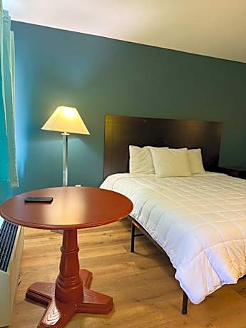 Country Club Inn & Suites
