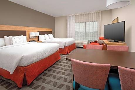 Studio with Two Queen Beds - Hearing Accessible