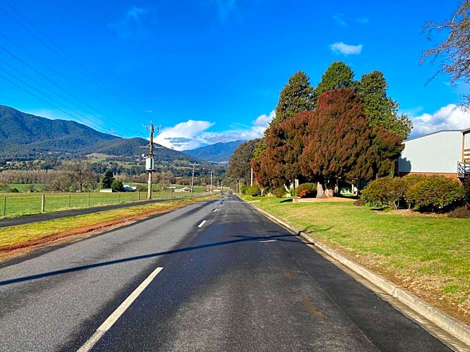 Mountain Creek Motel Bar & Restaurant