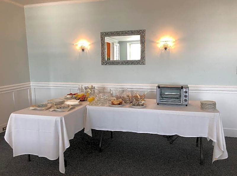 Valcour Inn & Boathouse