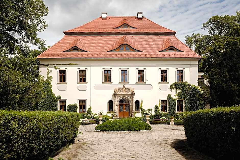 Photo 1 of 43 of Pałac Mojęcice