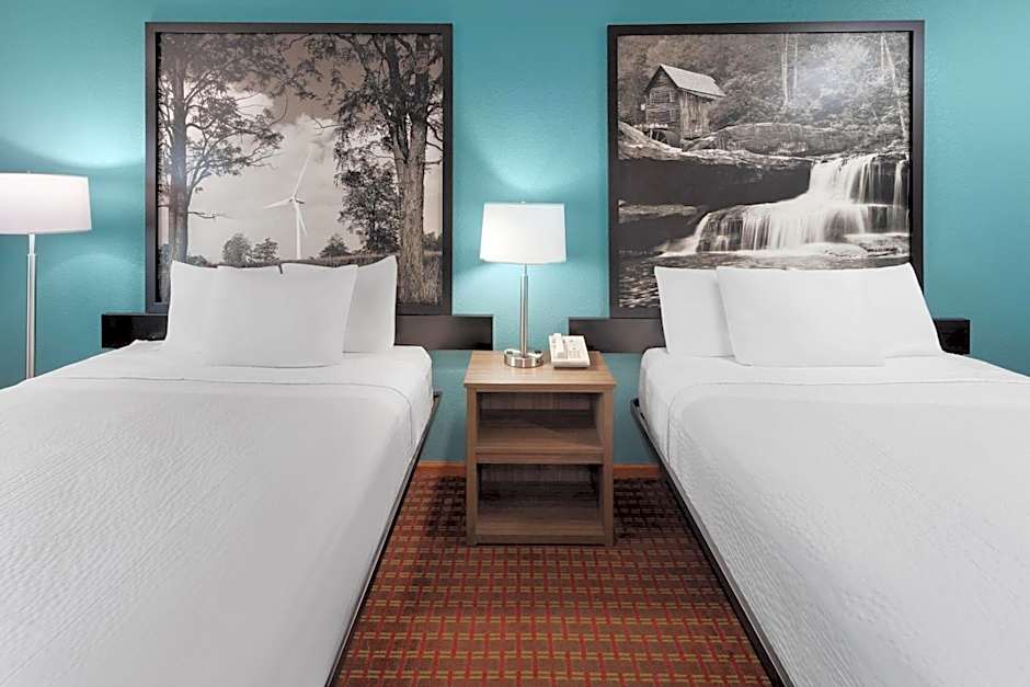 Super 8 by Wyndham McHenry/Fox Lake Area