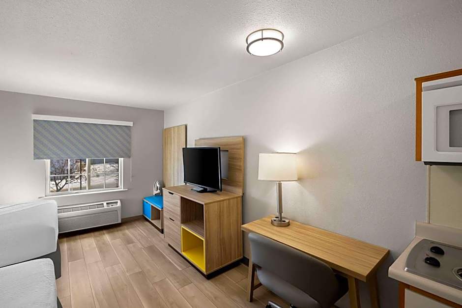 Days Inn & Suites by Wyndham Rochester South