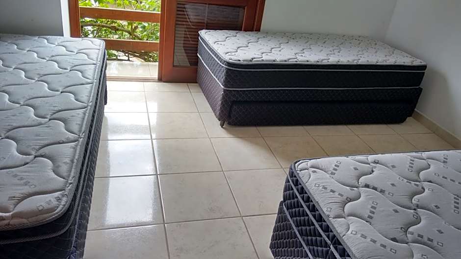 Casa em Juquehy, condomínio com piscina, área verde a 700 m da praia